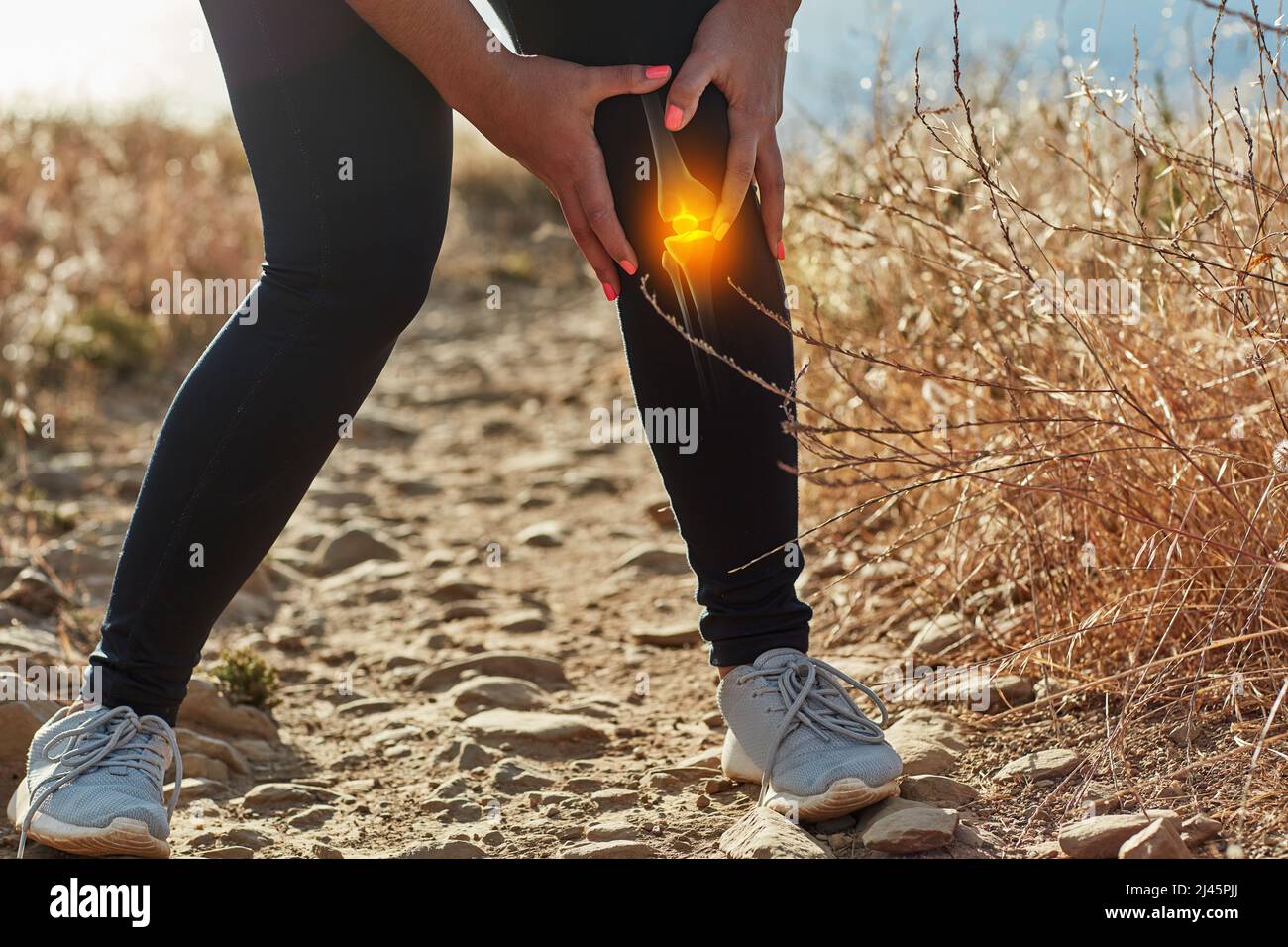 Mettre fin à son entraînement. Prise de vue d'une femme non reconnaissable s'exerçant à l'extérieur avec une blessure au genou mise en évidence. Banque D'Images