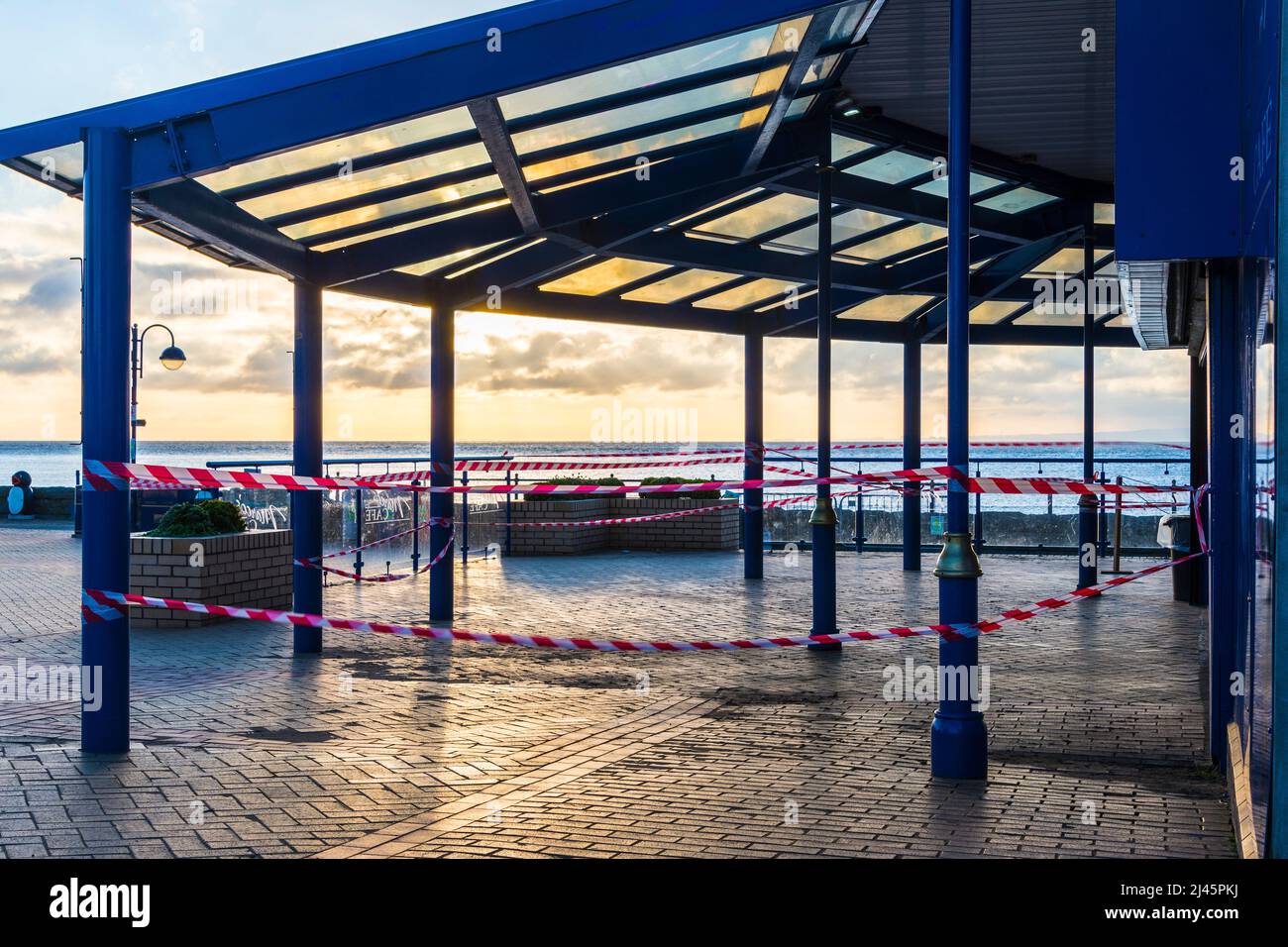 Le café Marco en bord de mer de Barry Island, un célèbre endroit de Gavin & Stacey, est fermé pendant les crises de Covid-19 lors d'une belle matinée ensoleillée. Banque D'Images