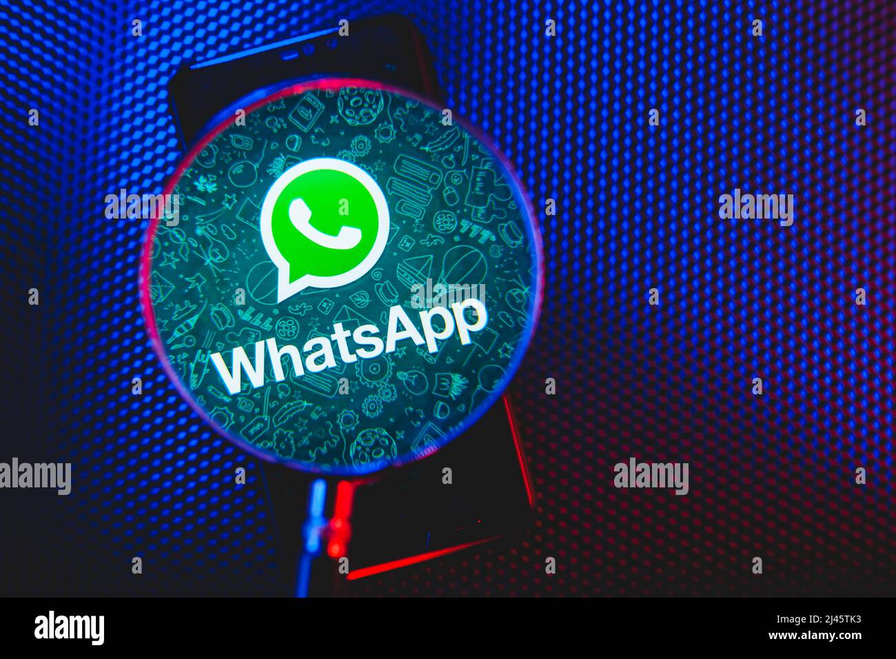 Logo WhatsApp sur l'écran du smartphone gros plan. WhatsApp est une application gratuite d'envoi de SMS et d'appel pour les téléphones mobiles et les ordinateurs. Banque D'Images