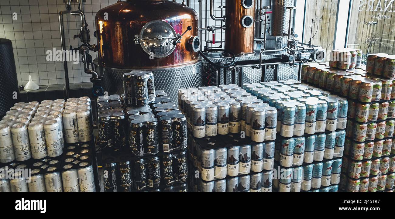Matériel de brasserie artisanal. Réservoirs métalliques et production de boissons alcoolisées dans la brasserie Föroya Bjór. Banque D'Images