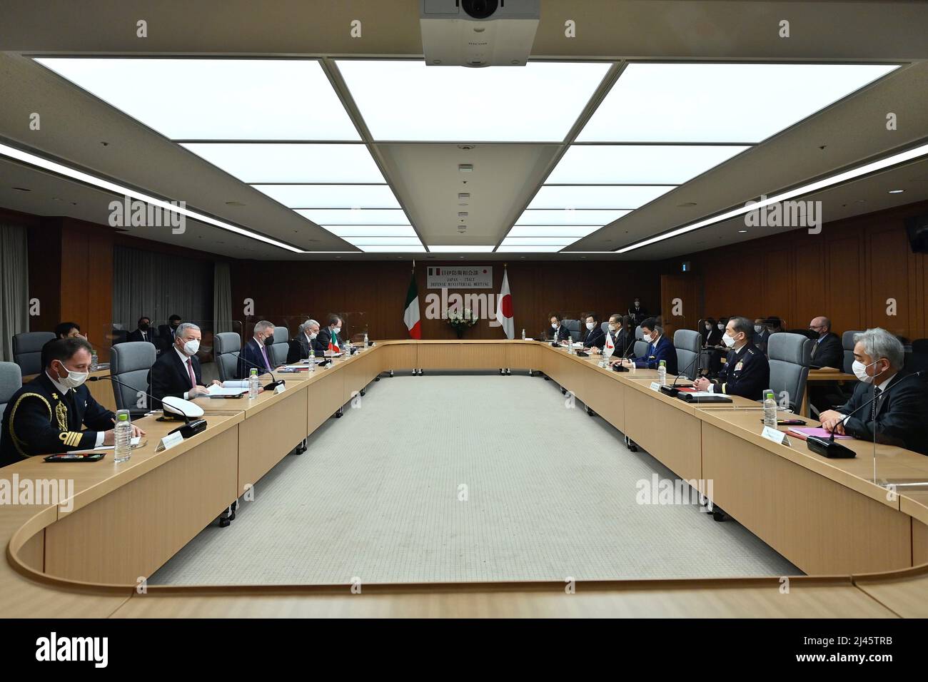 12 avril 2022 : le ministre italien de la Défense Lorenzo Guerini (3rd-L) et son homologue japonais Nobuo Kishi (3rd-L) assistent à la réunion bilatérale Japon-Italie sur la défense au ministère japonais de la Défense le 12 avril 2022 à Tokyo, au Japon. (Image de crédit: © POOL via ZUMA Press Wire) Banque D'Images