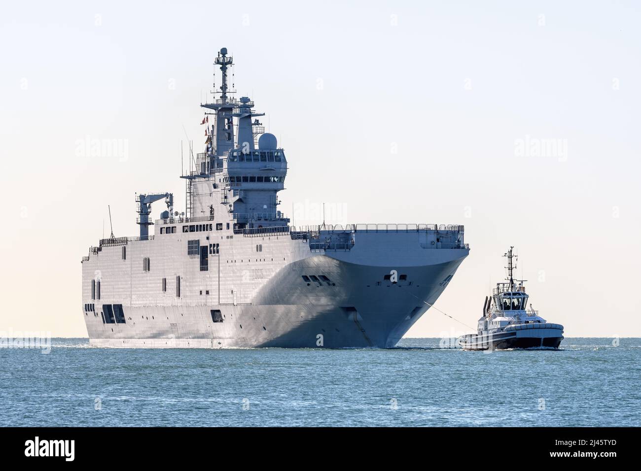FS Dixmude (L9015) est un navire d'assaut amphibie de classe Mistral de la Marine nationale française - avril 2022. Banque D'Images
