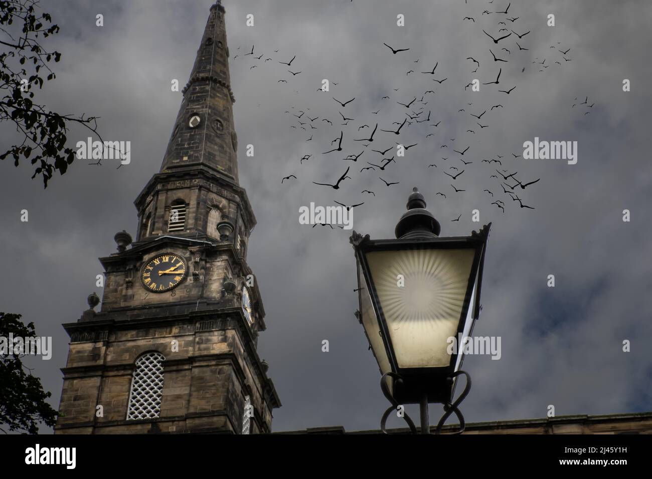 Quartier de la vieille ville d'Édimbourg, avec des bâtiments vieux de plusieurs siècles et des ruelles étroites. Le Royal Mile, avec des pubs traditionnels, des restaurants décontractés, des boutiques de souvenirs et des musées Banque D'Images