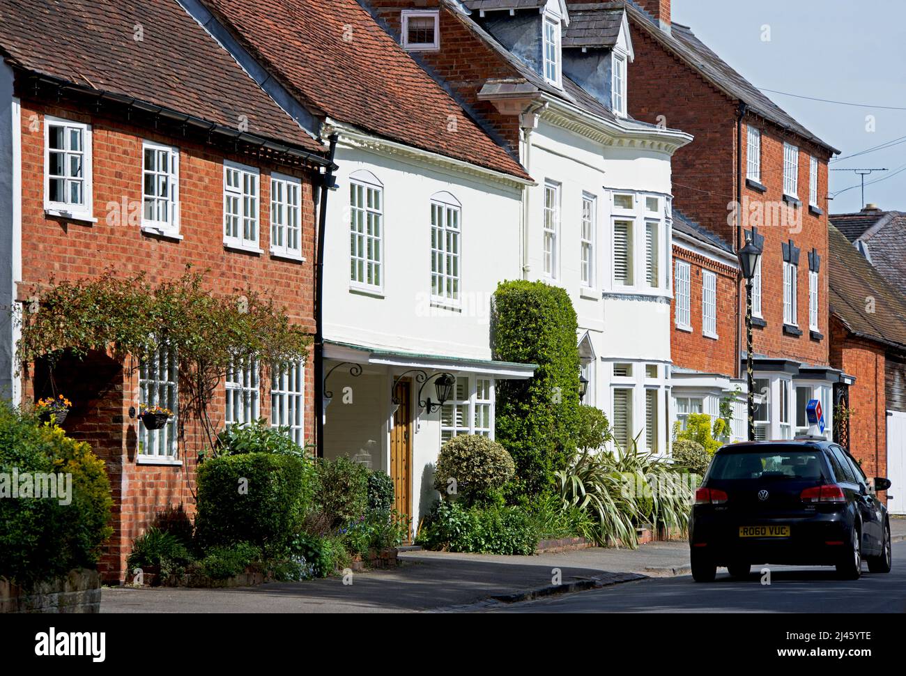 Voiture de livraison de pizza de Dominos à Kenilworth, Warwickshire, Angleterre Royaume-Uni Banque D'Images