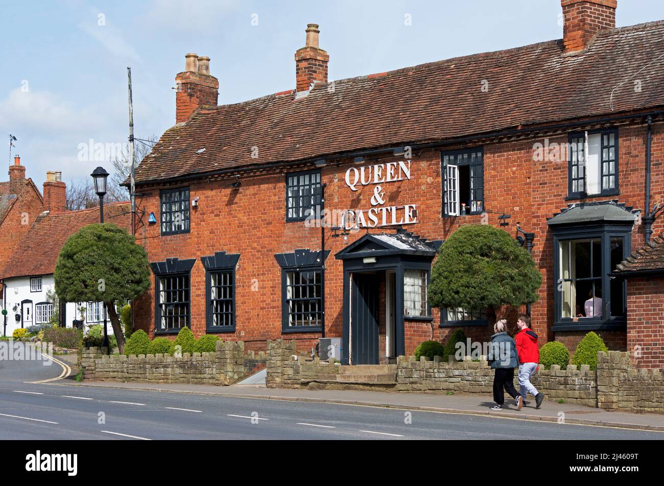 Le pub Queen & Castle sur Castle Green à Kenilworth, Warwickshire, Angleterre, Royaume-Uni Banque D'Images