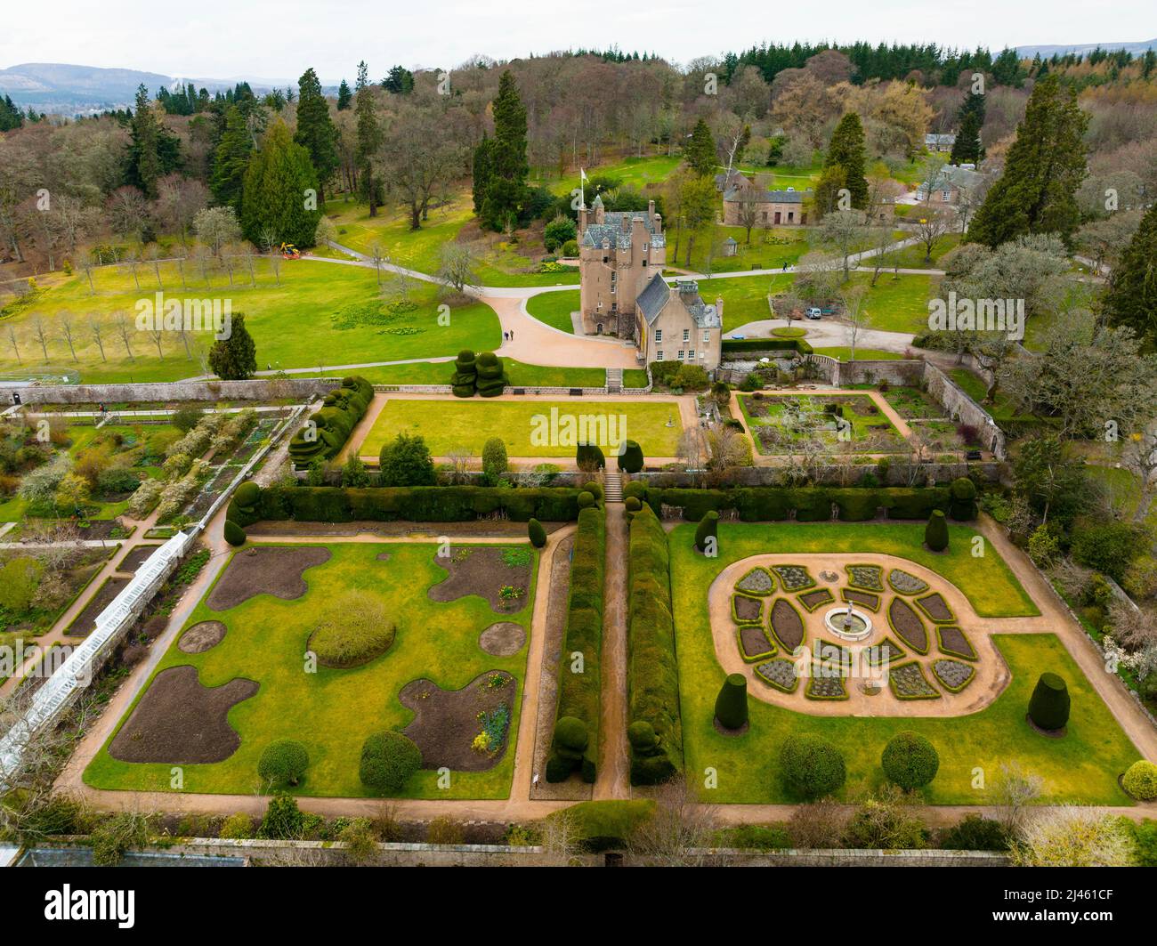 Vue aérienne du château de Crathes et des jardins de l'Aberdeenshire, Écosse, Royaume-Uni Banque D'Images