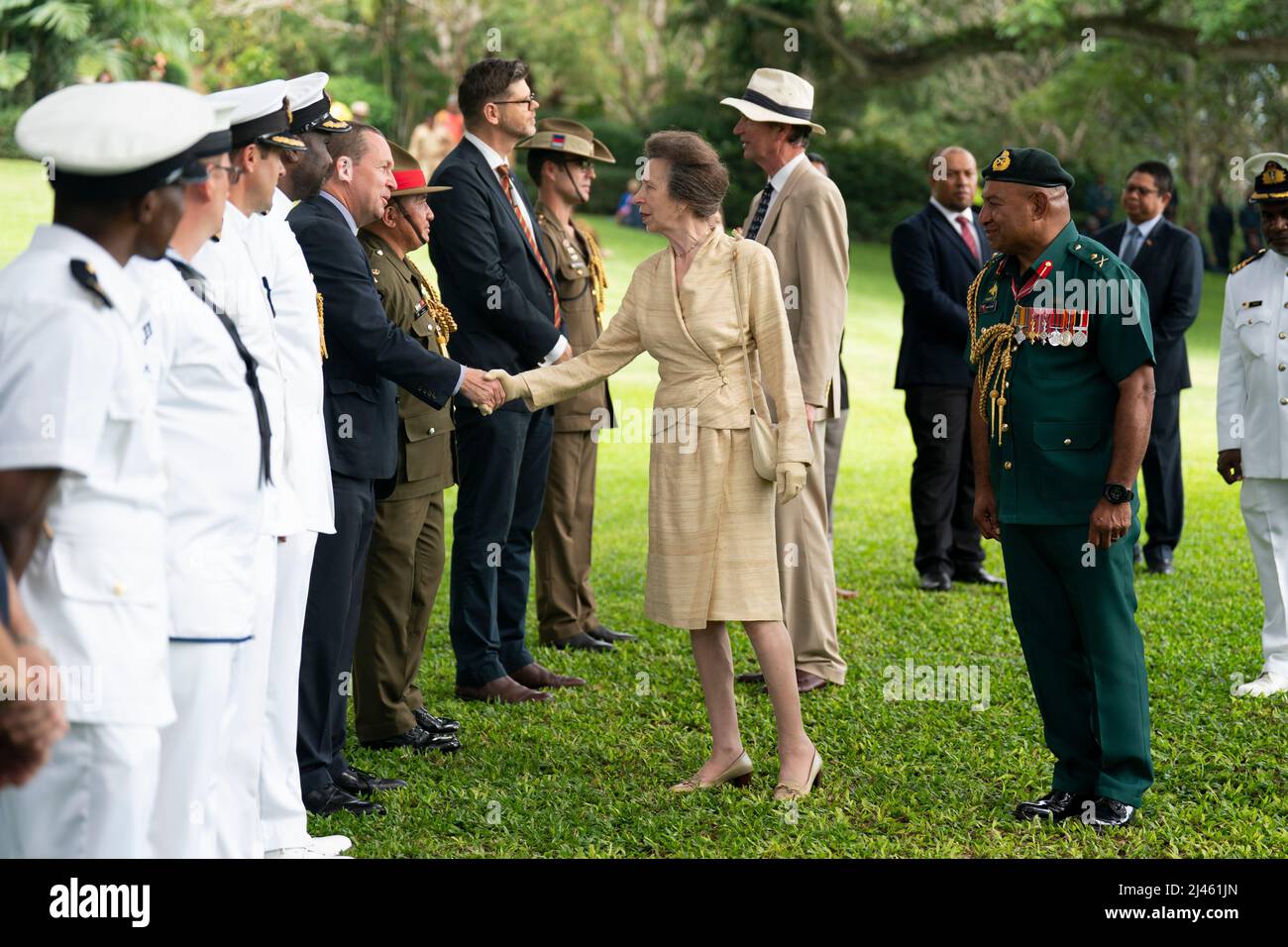 La princesse royale et le vice-amiral Sir Tim Laurence rencontrent les chefs de mission lors d'une visite au cimetière de Bomana à Port Moresby, le deuxième jour du voyage royal en Papouasie-Nouvelle-Guinée au nom de la reine, pour célébrer le Jubilé de platine. Date de la photo: Mardi 12 avril 2022. Banque D'Images