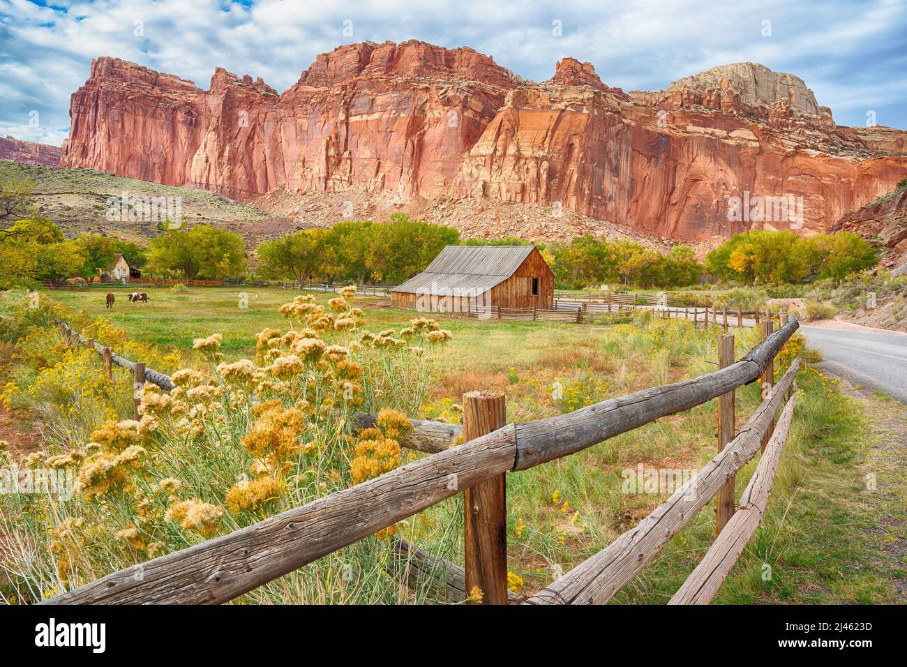 Barn historique de Gifford et pâturages à cheval le long de la rivière Fremont dans le parc national de Capitol Reef, Utah Banque D'Images