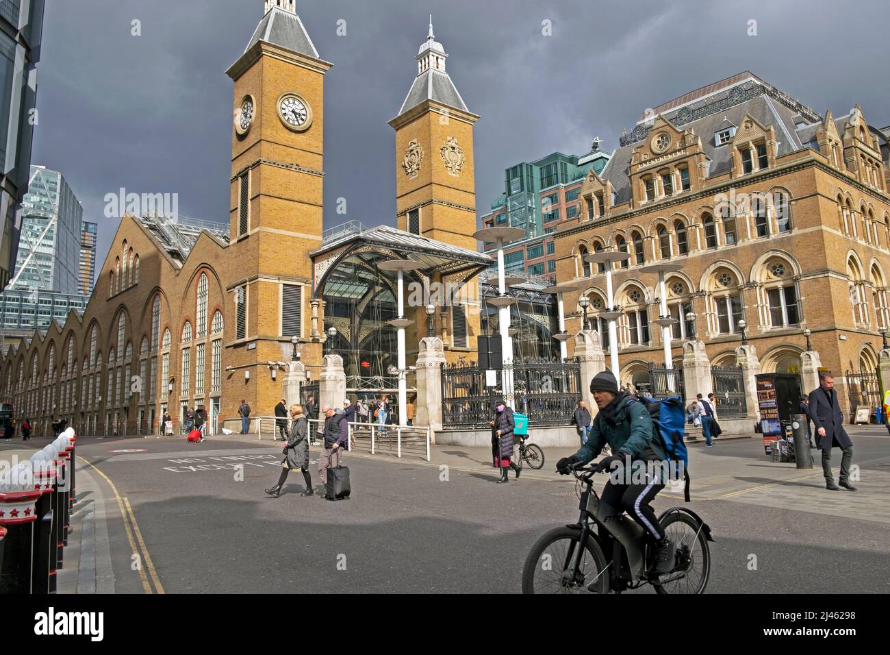 Vue extérieure des voyageurs à l'extérieur de la gare de Liverpool Street Station dans l'est de Londres EC2 après la pandémie rues en Angleterre Royaume-Uni printemps 2022 KATHY DEWITT Banque D'Images