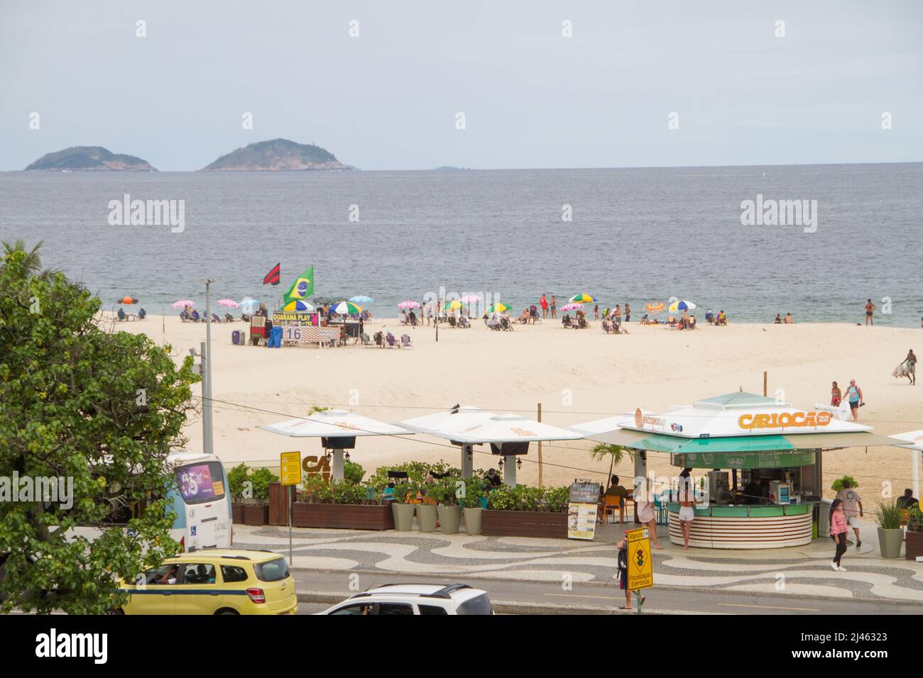 Plage de Copacabana à Rio de Janeiro, Brésil - 10 janvier 2022 : vue sur la plage de Copacabana en été. Banque D'Images