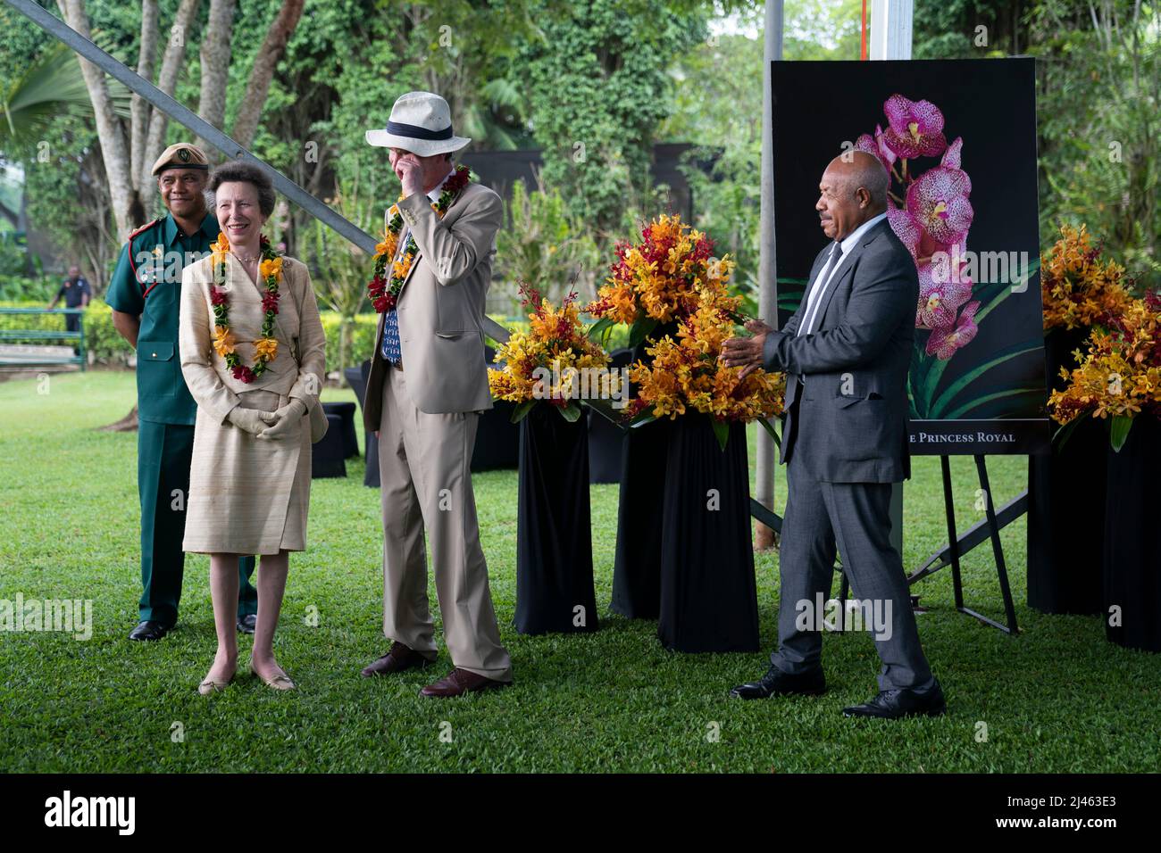 La princesse royale et le vice-amiral Sir Tim Laurence sont présentés une photographie d'une orchidée appelée Vanda la princesse royale lors d'une visite au parc d'aventure PNG à Port Moresby, le deuxième jour du voyage royal en Papouasie-Nouvelle-Guinée au nom de la reine, En célébration du Jubilé de platine. Date de la photo: Mardi 12 avril 2022. Banque D'Images