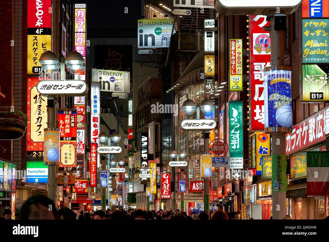 Japon. Tokyo. Lumières au néon dans le quartier de Shibuya la nuit Banque D'Images