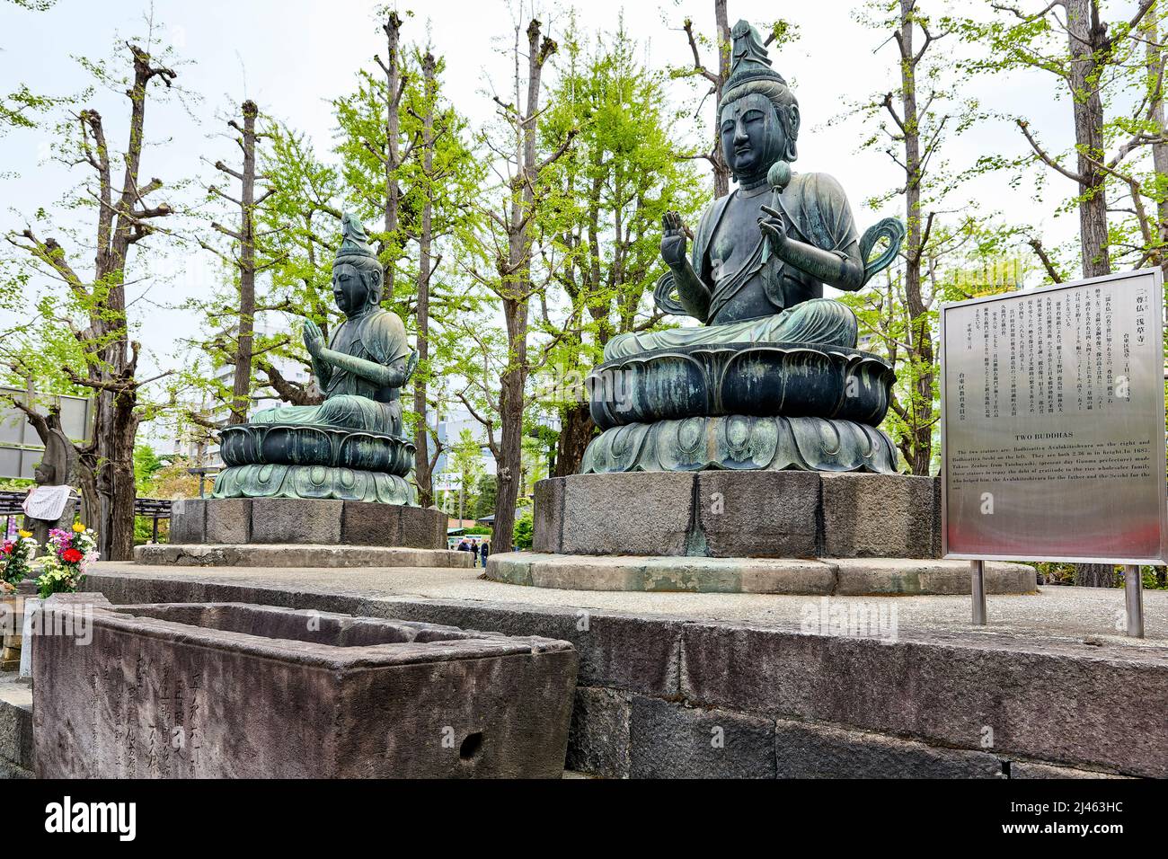 Japon. Tokyo. Temple Senso ji à Asakusa. Deux bouddhas Banque D'Images
