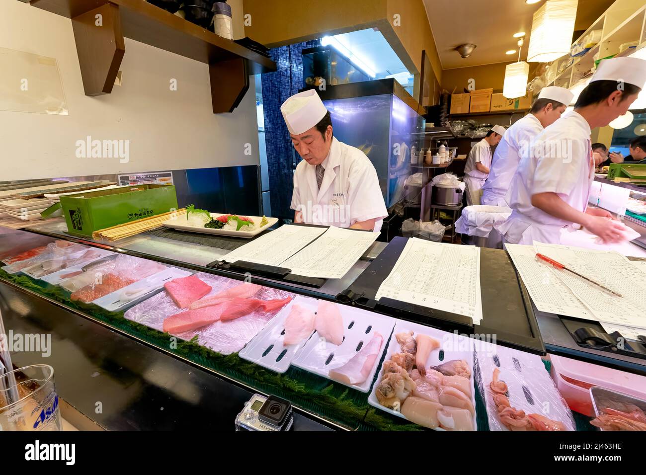 Japon. Tokyo. Bar à sushis dans le quartier de Shibuya Banque D'Images