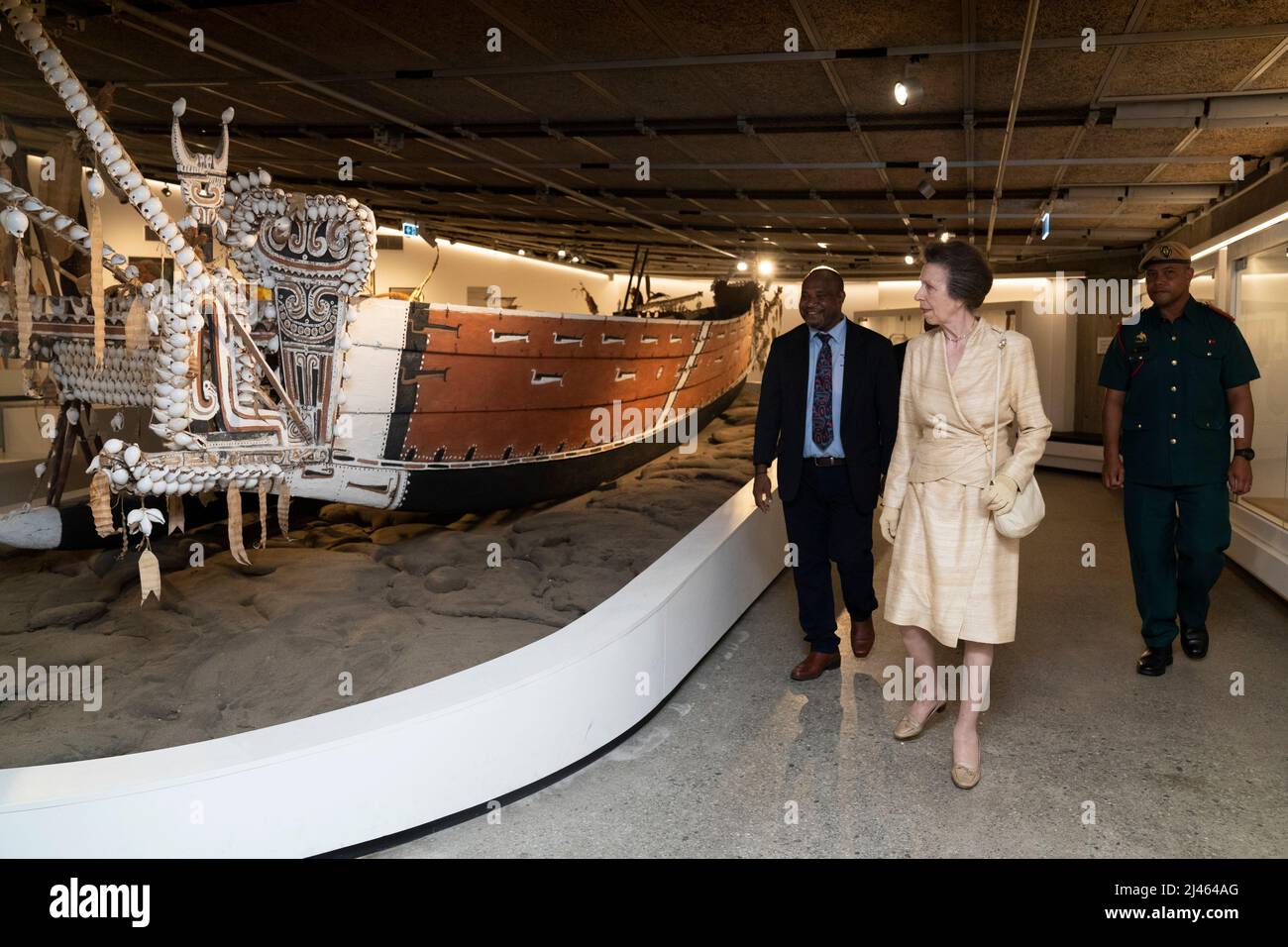 Le Princess Royal offre une vue sur un canoë-kayak de mer au Musée national et à la galerie d'art, le deuxième jour du voyage royal en Papouasie-Nouvelle-Guinée au nom de la Reine, pour célébrer le Jubilé de platine. Date de la photo: Mardi 12 avril 2022. Banque D'Images