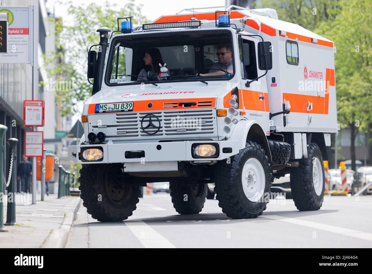 Düsseldorf, Allemagne. 12th avril 2022. Un véhicule spécial destiné à être utilisé dans les zones difficiles d'accès arrive devant le ministère de l'intérieur. La nouvelle unité universelle d'intervention en cas de catastrophe (UNIKE) de Johanniter-Unfall-Hilfe a été présentée ici. Credit: Rolf Vennenbernd/dpa/Alay Live News Banque D'Images