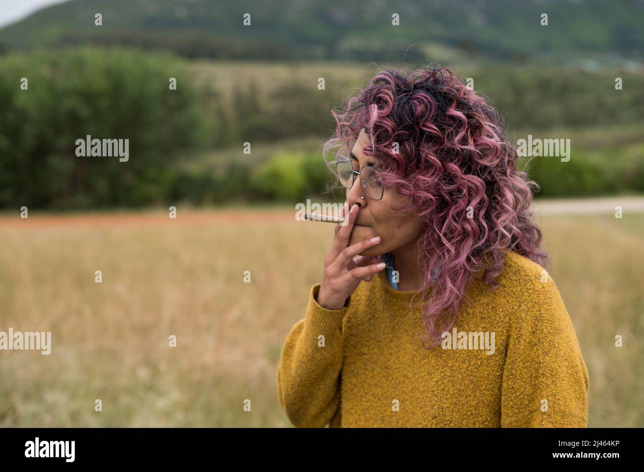 Une femme a vu fumer du cannabis joint à l'extérieur Banque D'Images