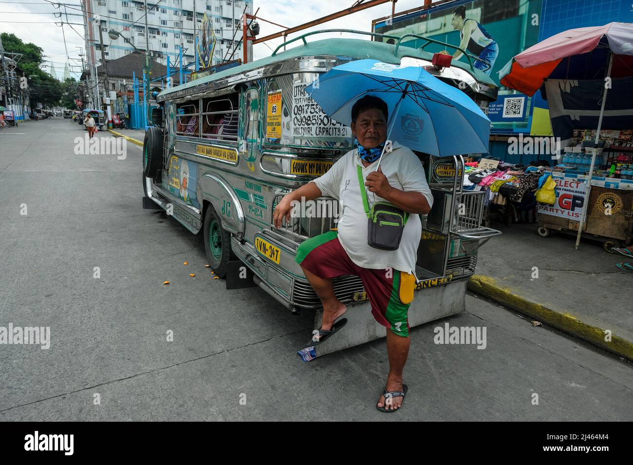 Manille, Philippines - 2022 mars : une jeepney garée dans une rue à Manille le 28 mars 2022. La jeepney est le transport urbain à Manille, Philippines. Banque D'Images