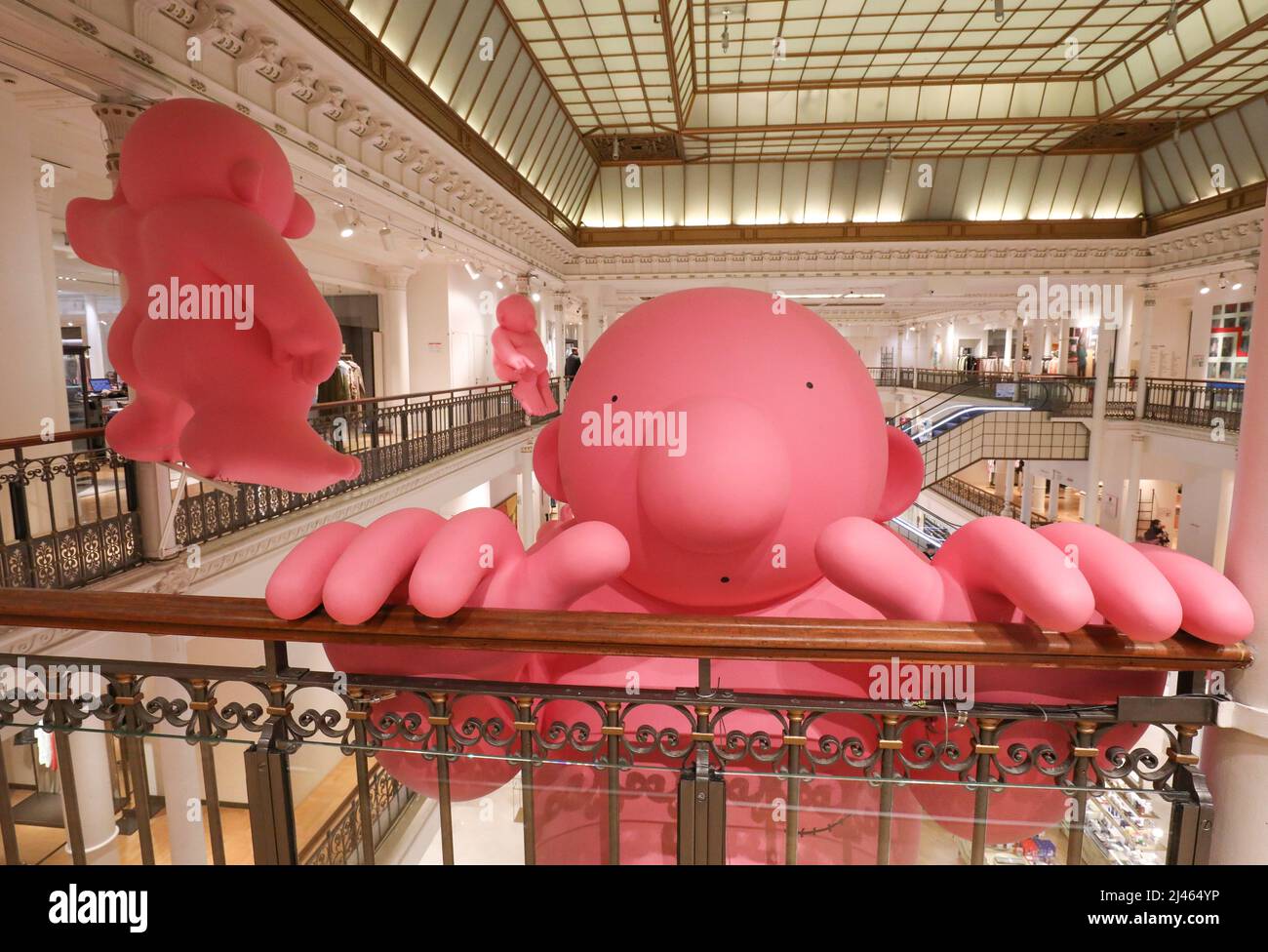 LE BON MARCHE DONNE LA CARTE ROSE À PHILIPPE KATERINE Banque D'Images