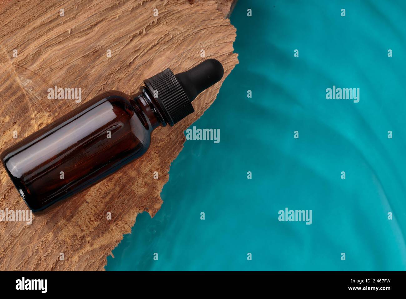 Maquette d'un produit cosmétique dans une bouteille avec compte-gouttes, photo de dessus. Copier l'espace. Banque D'Images