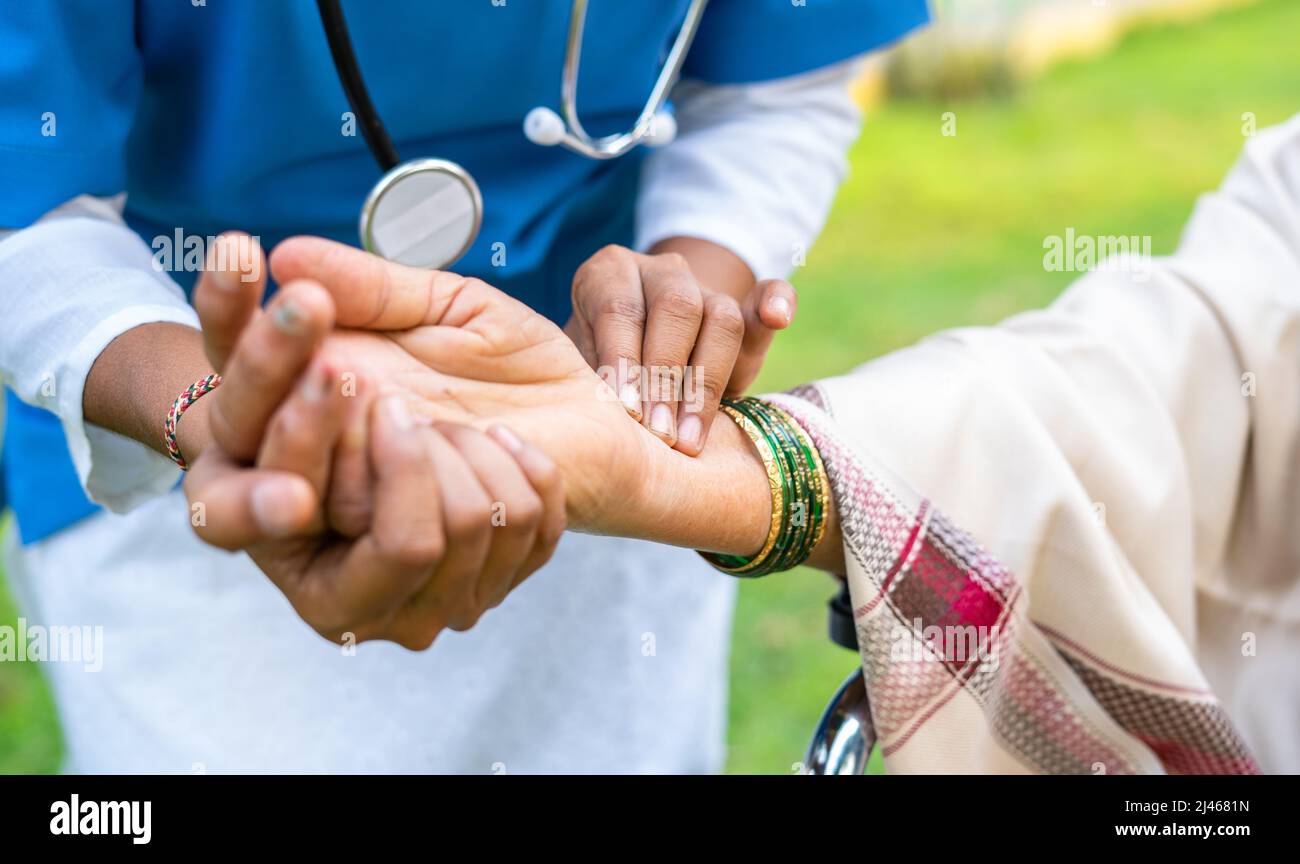 Gros plan du médecin vérifiant la fréquence de pouls de l'utérus en tenant la main au parc - concept d'assurance-maladie ou de traitement de santé et profession professionnelle Banque D'Images