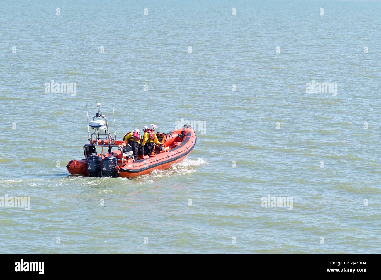 Membres d'équipage RNLI de Clacton sur la mer RNLI lors de manœuvres au large de Clacton sur la plage de la mer. Banque D'Images