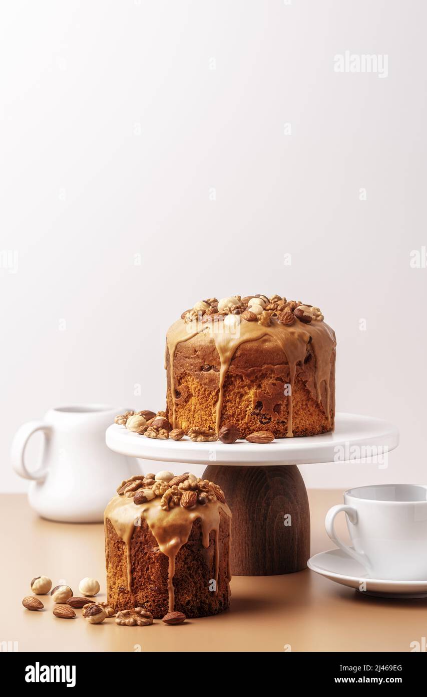Gâteaux de Pâques émaillés de caramel décorés de noix sur fond pastel. Composition de Pâques avec gâteaux de gros plan. Arrière-plan de Pâques avec espace de copie pour votre conception. Banque D'Images