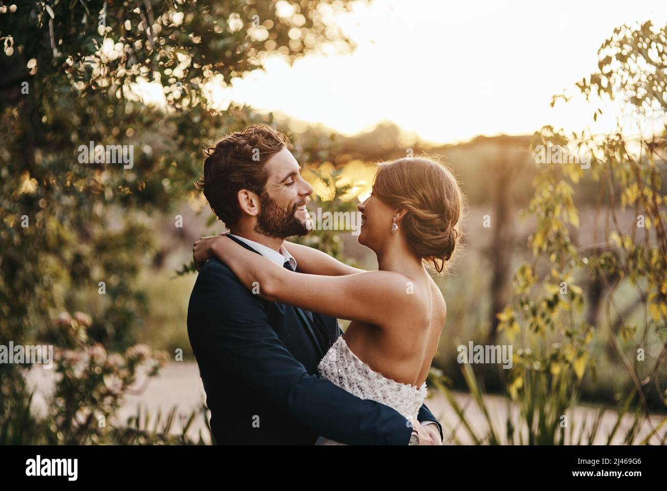 Je suis si heureux que je vous ai rencontré. Photo d'un jeune couple heureux debout ensemble le jour de leur mariage. Banque D'Images