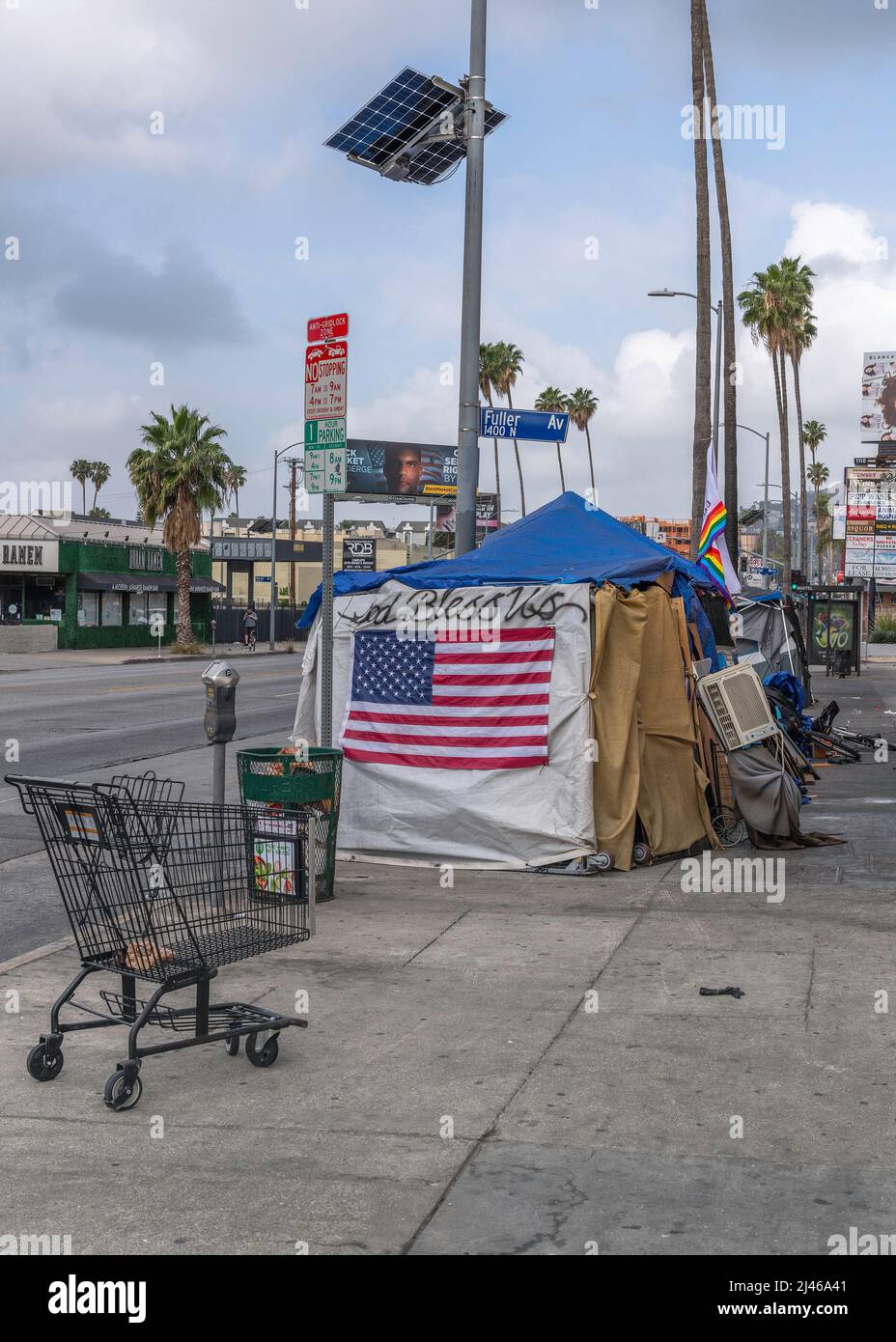 Los Angeles, CA, USA - 11 avril 2022 : campement pour sans-abri sur Sunset Boulevard à Los Angeles, CA. Banque D'Images
