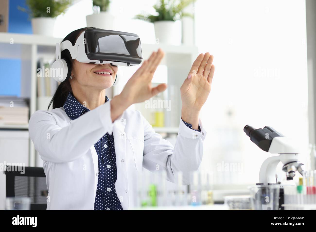 Médecin portant des lunettes virtuelles en réalité virtuelle en laboratoire Banque D'Images