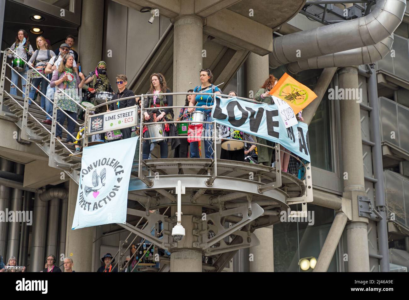 Extinction rébellion manifestation sur les marches du bâtiment Lloyds dans la City de Londres pour sensibiliser le public au changement climatique. Londres - 12th avril 2022 Banque D'Images