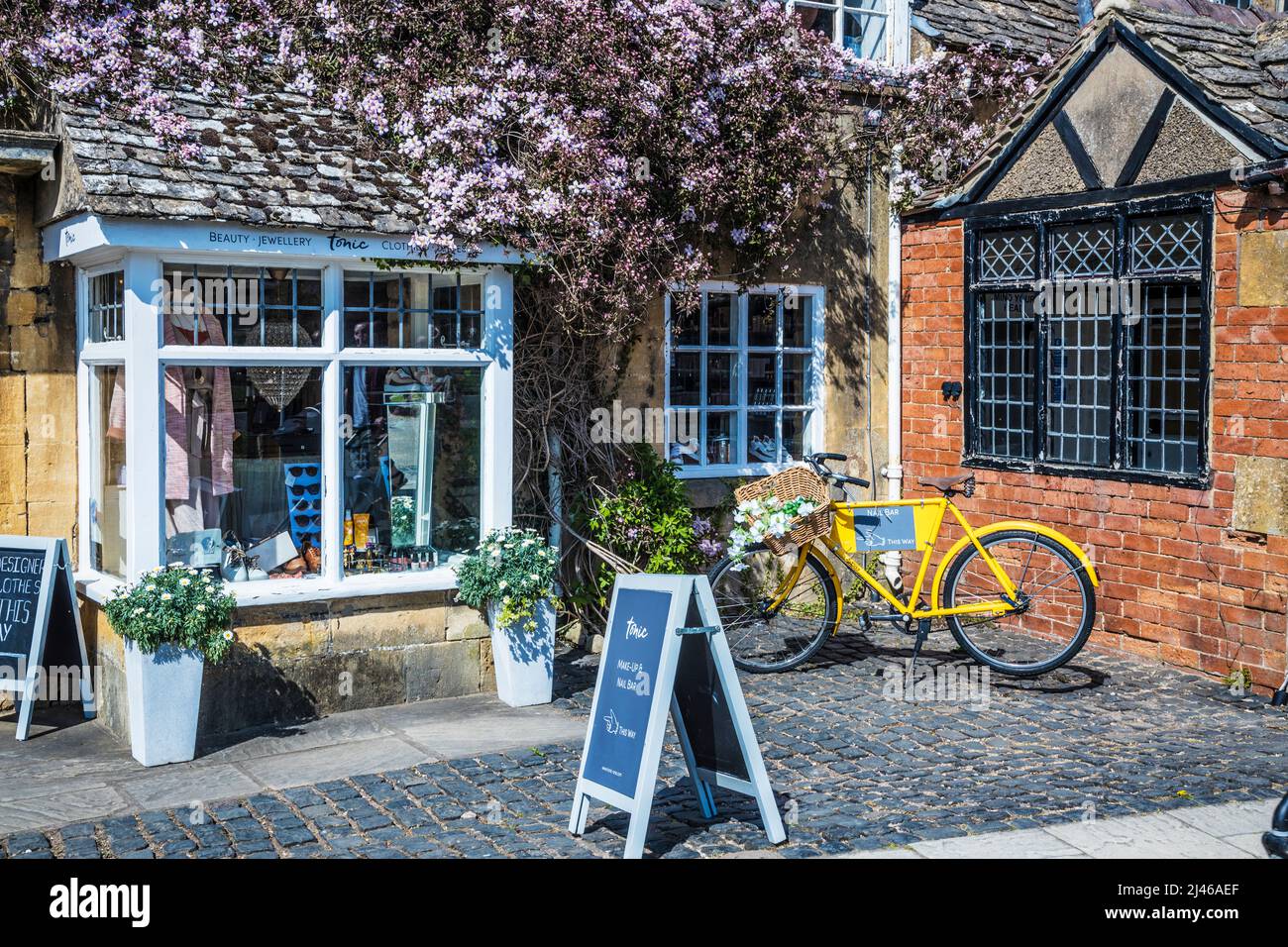 Un joli magasin de mode et de beauté dans la ville Cotswold de Broadway dans Worcestershire. Banque D'Images