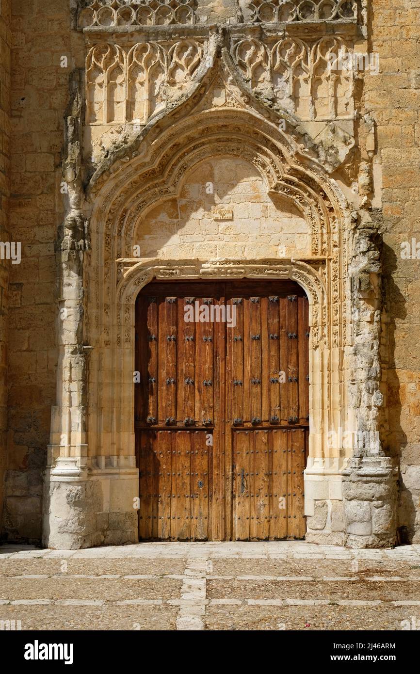 Porte sculptée en pierre d'Iglesia Parroquial de Santa Eugenia à Becerril de Campos, Castille et Leon, Espagne Banque D'Images