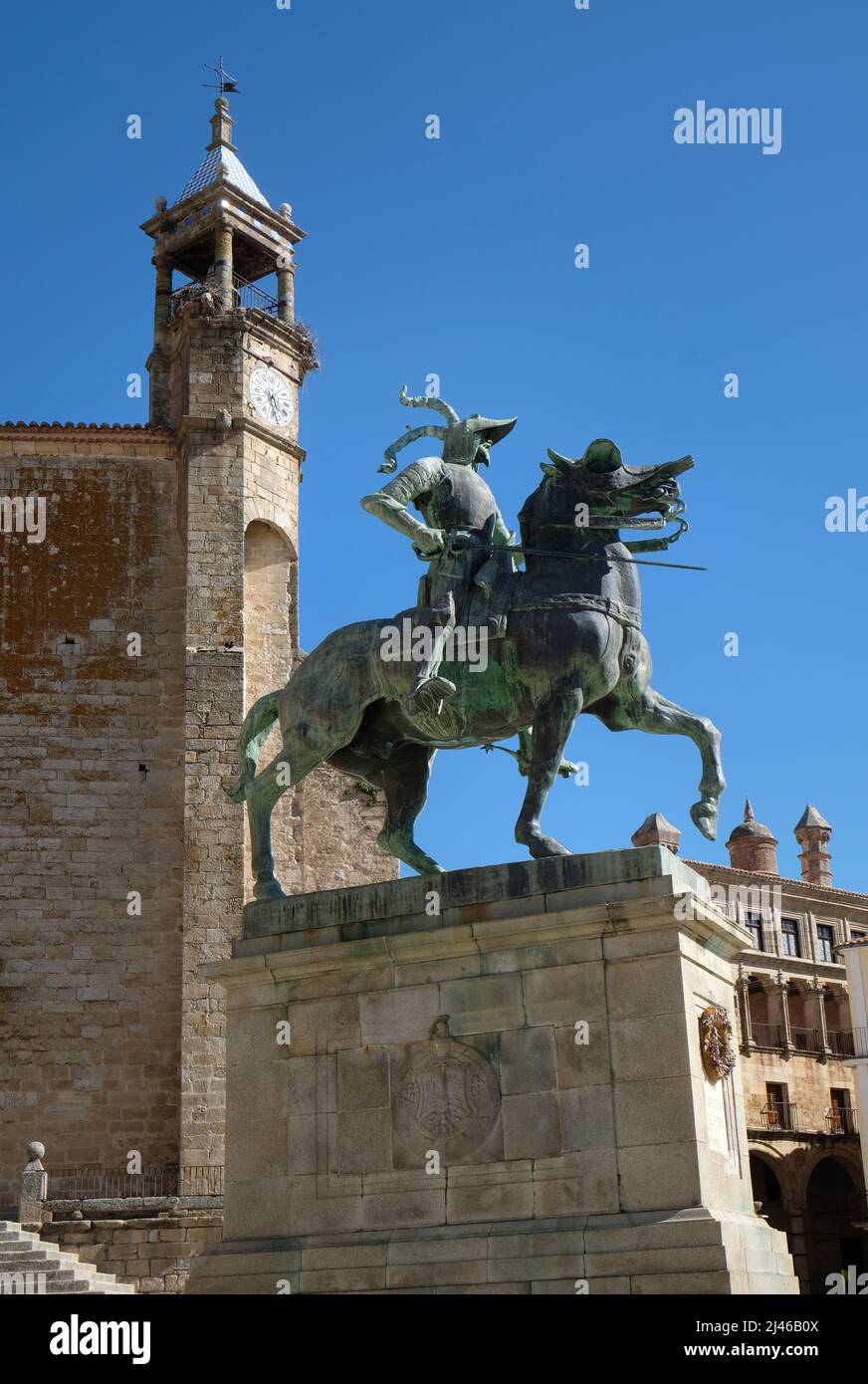La statue équestre du conquistador Francisco Pizarro González, Plaza Mayor, Trujillo, Estrémadure, Espagne. Banque D'Images