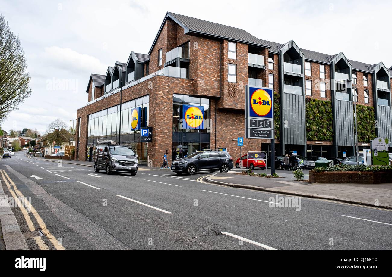 Epsom Surrey Londres Royaume-Uni avril 12 2022, supermarché Lidl High Street Food retailer Banque D'Images
