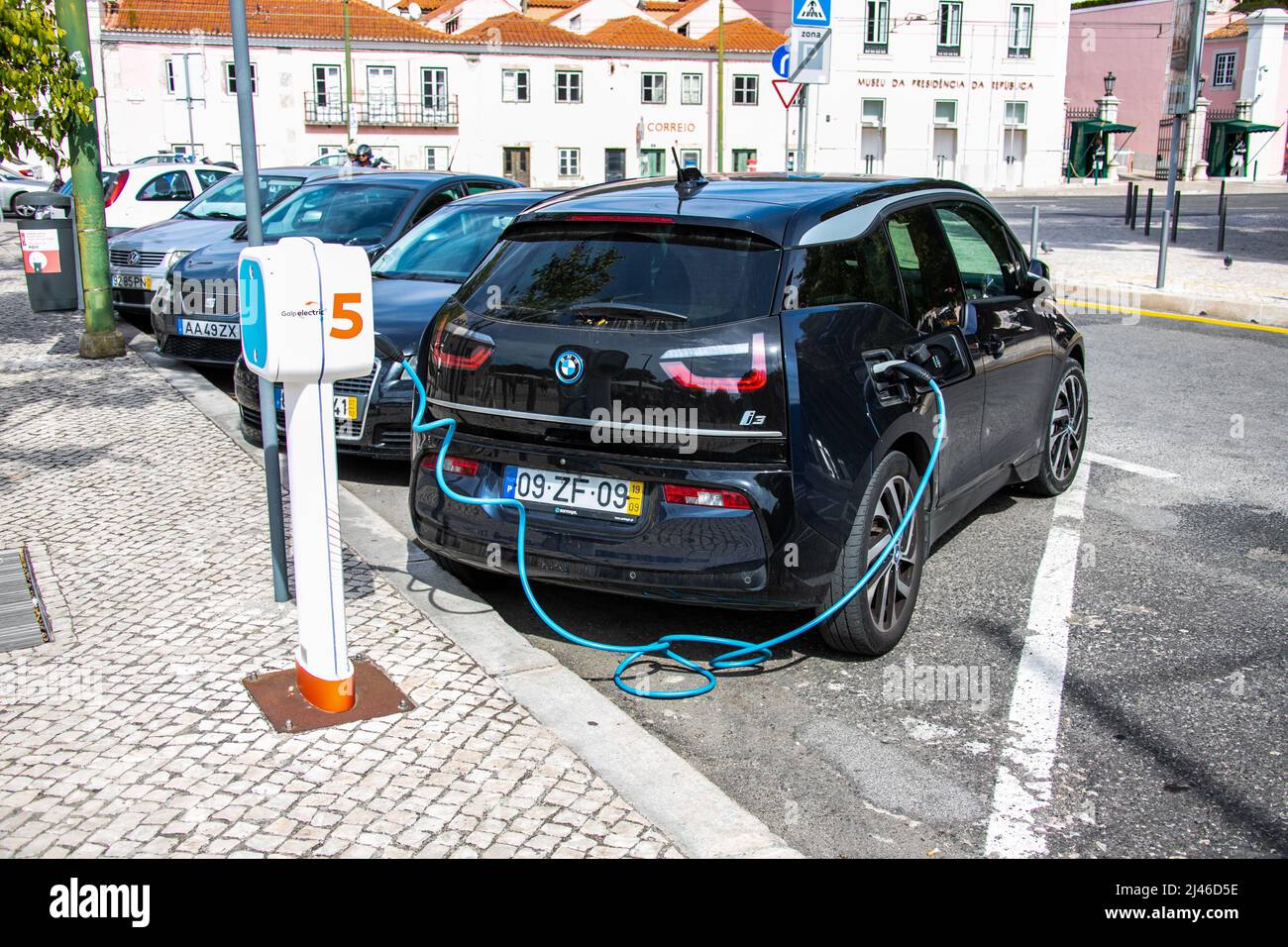 BMW i3 EV charge de véhicule électrique à un chargeur électrique GALP, Lisbonne, Portugal Banque D'Images