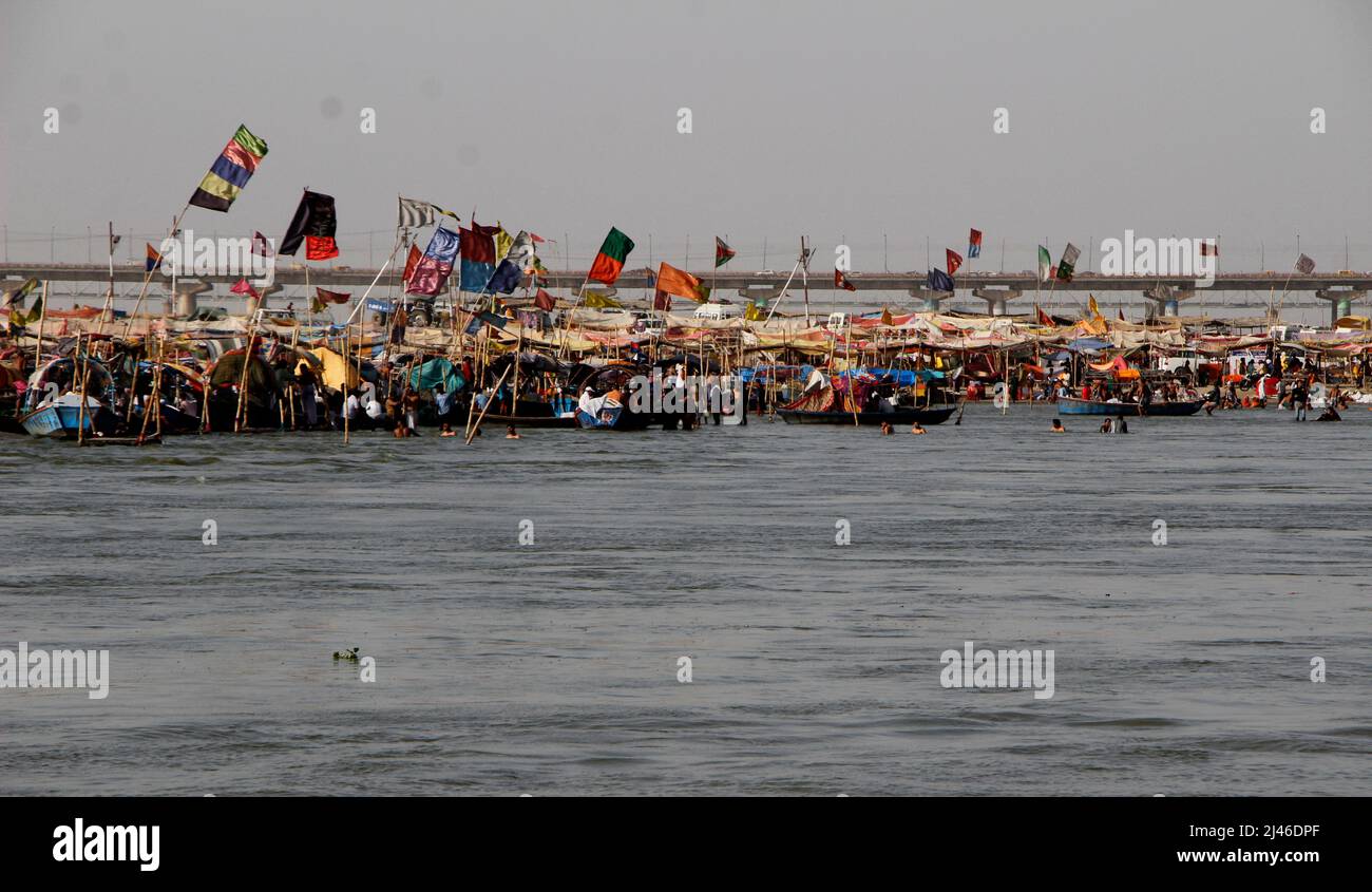 Des drapeaux religieux se branlent sur le magasin local de culte et de choses religieuses à la banque de Sangam, un confluent des rivières saintes Ganges, Yamuna et Saraswati. Banque D'Images