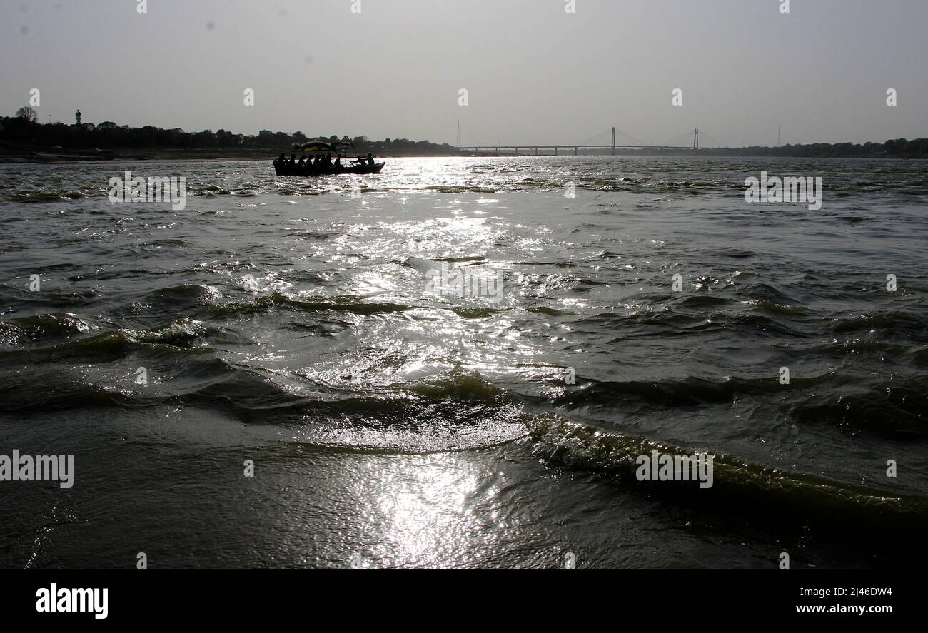 Les passionnés indiens profitent d'une promenade en bateau dans la rivière sainte Ganges et Yamuna sur la rive de Sangam à Prayagraj, en Inde. Banque D'Images