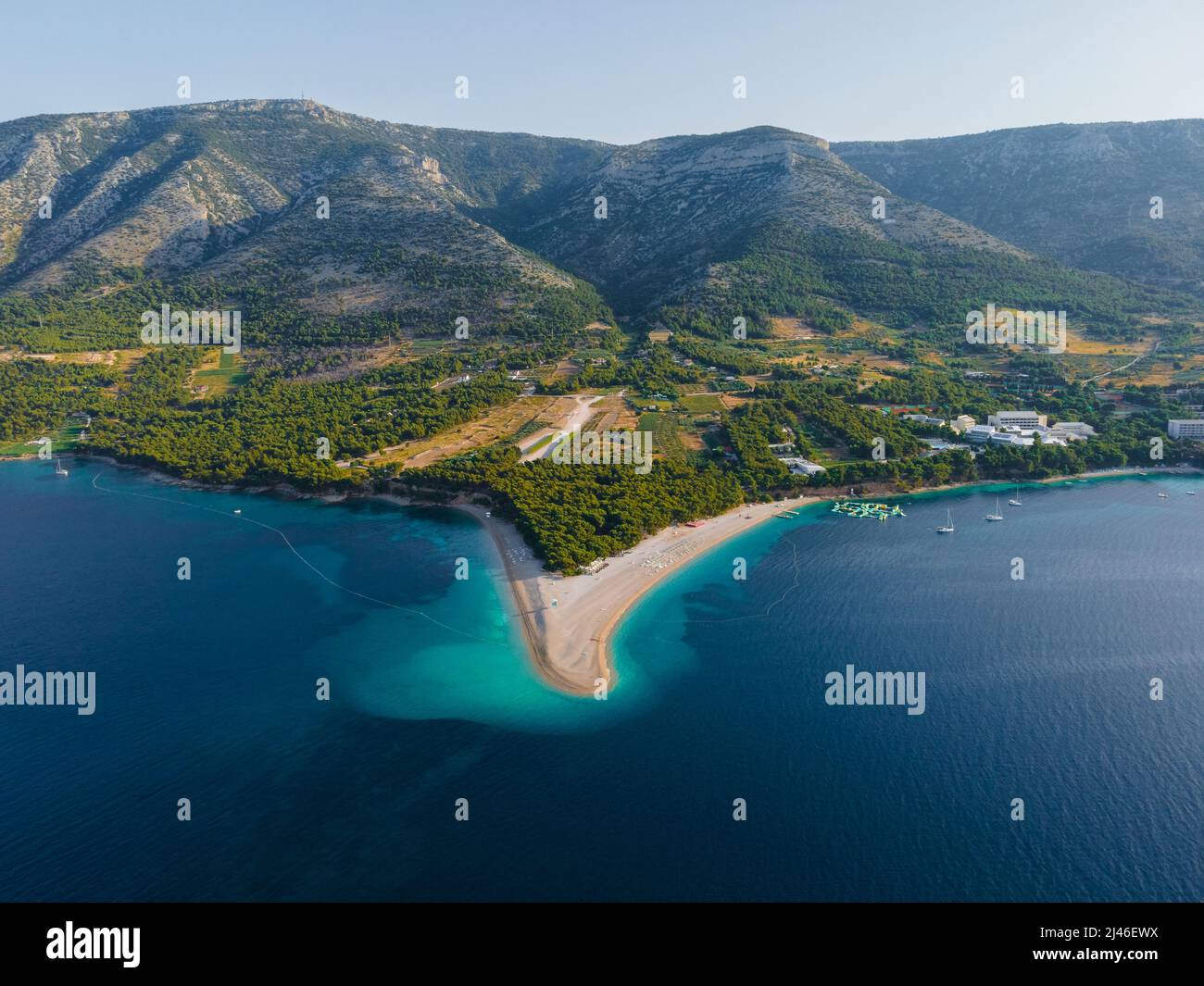 Vue aérienne de la plage de Zlatni sur la mer Adriatique, bol, île de Brac, Croatie. Station de vacances d'été Banque D'Images
