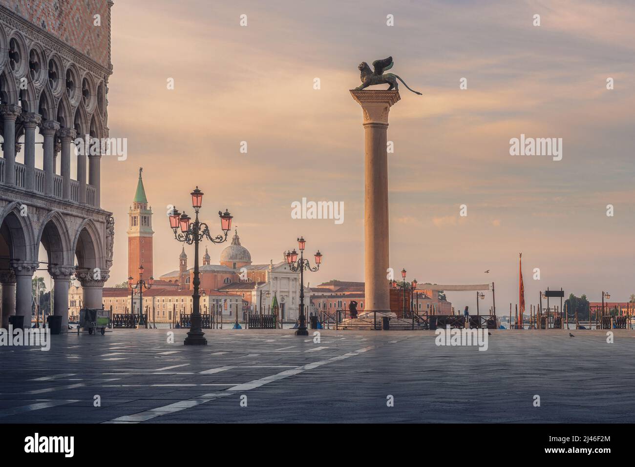 Venise, Italie. Magnifique lever de soleil sur la place Saint-Marc avec la colonne di San Marco et le Palais Doges à Venise, Italie. Destination du voyage Banque D'Images