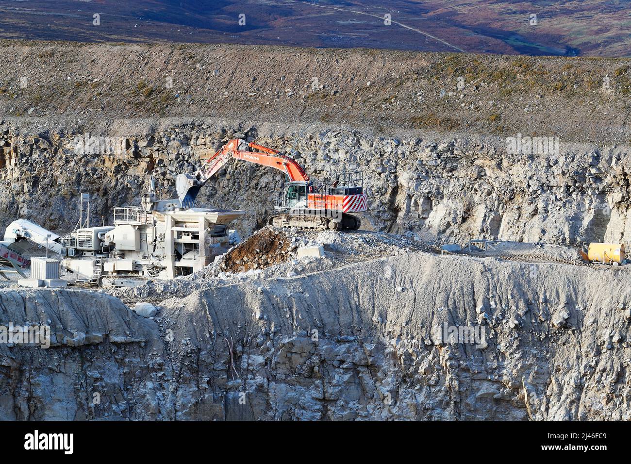 Une pelle hydraulique Hitachi 470 travaillant à la carrière Coldstones, située sur Greenhow Hill à 1400 pieds au-dessus du niveau de la mer, est l'une des carrières les plus élevées de BRITA Banque D'Images
