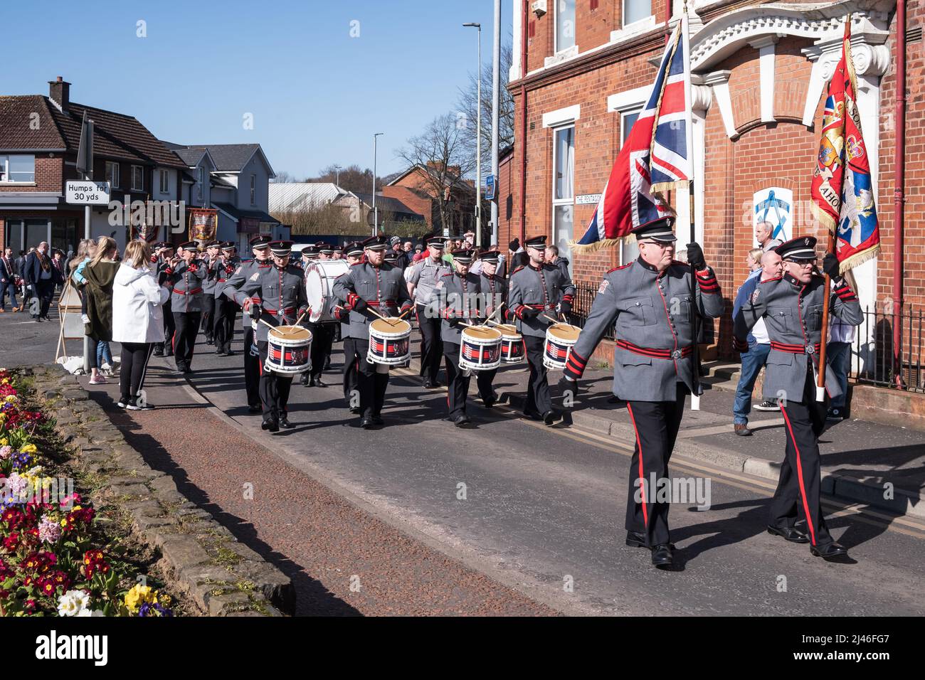 Le groupe de flûtes d'Ahoghill passe devant le Pentagone à Ballymena lors de la parade annuelle de l'ordre orange de Saint-Patrick à Ballymena, Co. Antrim. Banque D'Images