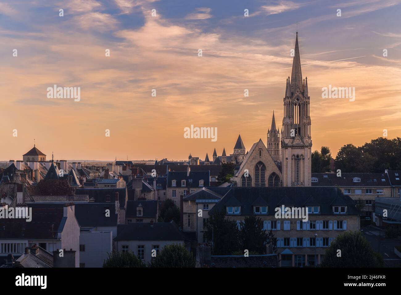 Paysage urbain aérien de Caen, Normandie, France. Belle vue sur le coucher du soleil sur la vieille ville de Caen avec église et toits. Destination touristique populaire Banque D'Images