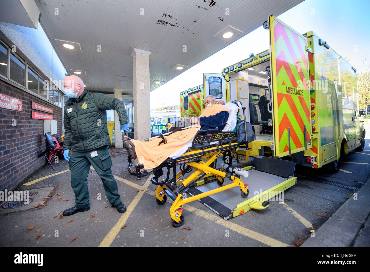 Un paramédic livre un patient de Pontypool à l'hôpital Nevill Hall d'Abergavenny, au Royaume-Uni. Banque D'Images