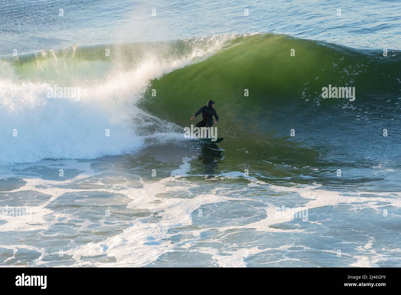 Pichilemu, région d'O'Higgins, Chili - Surfer à Punta de Lobos une plage de surf au sud de Pichilemu. Banque D'Images