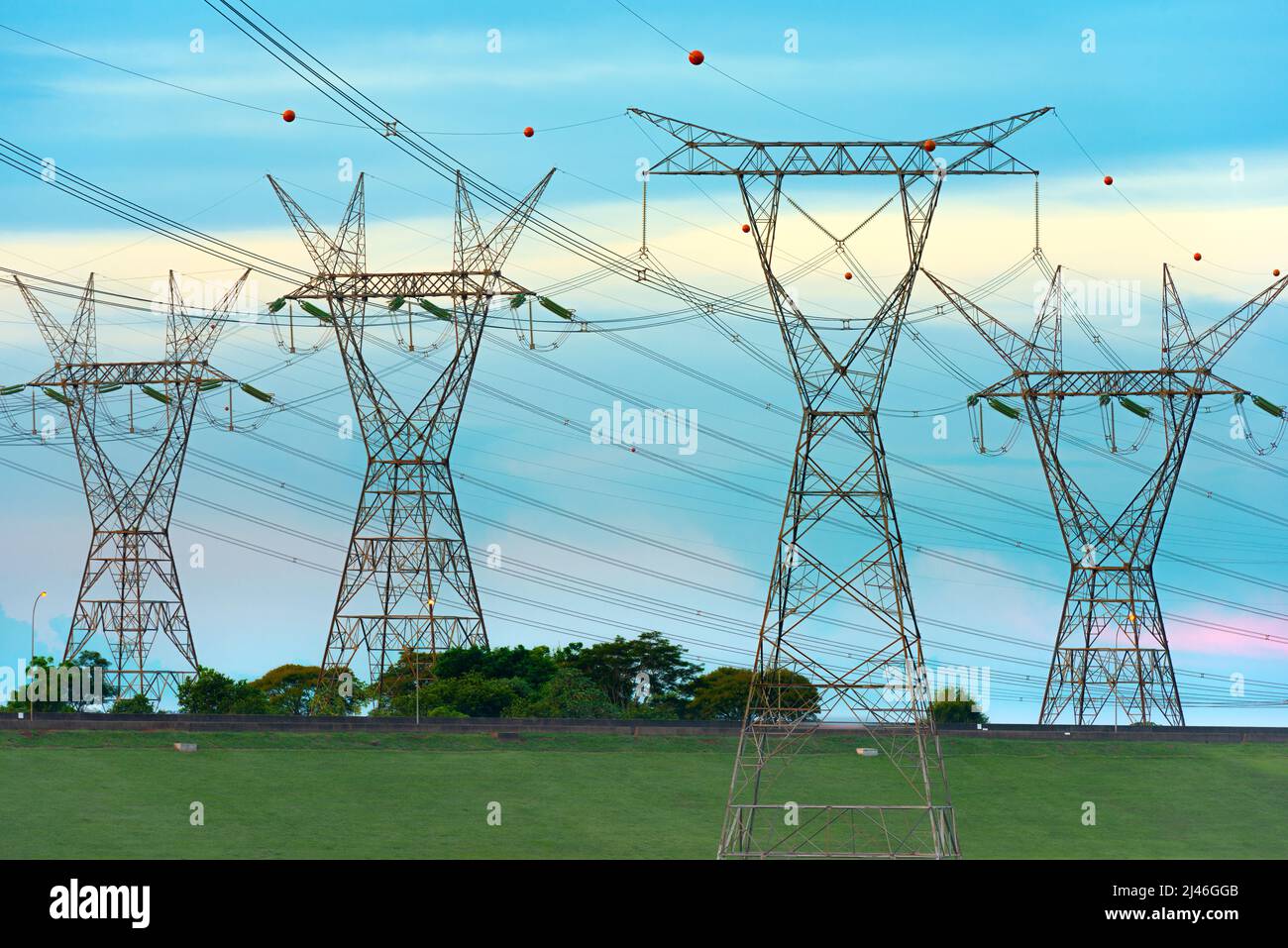Lignes électriques sortant d'un barrage d'Itaipu, État de Parana, Brésil Banque D'Images