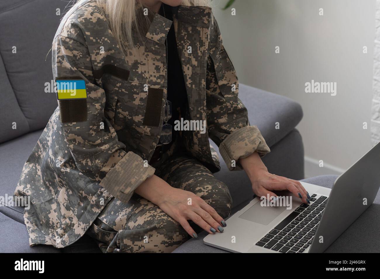 triste militaire ukrainienne femme en uniforme Banque D'Images