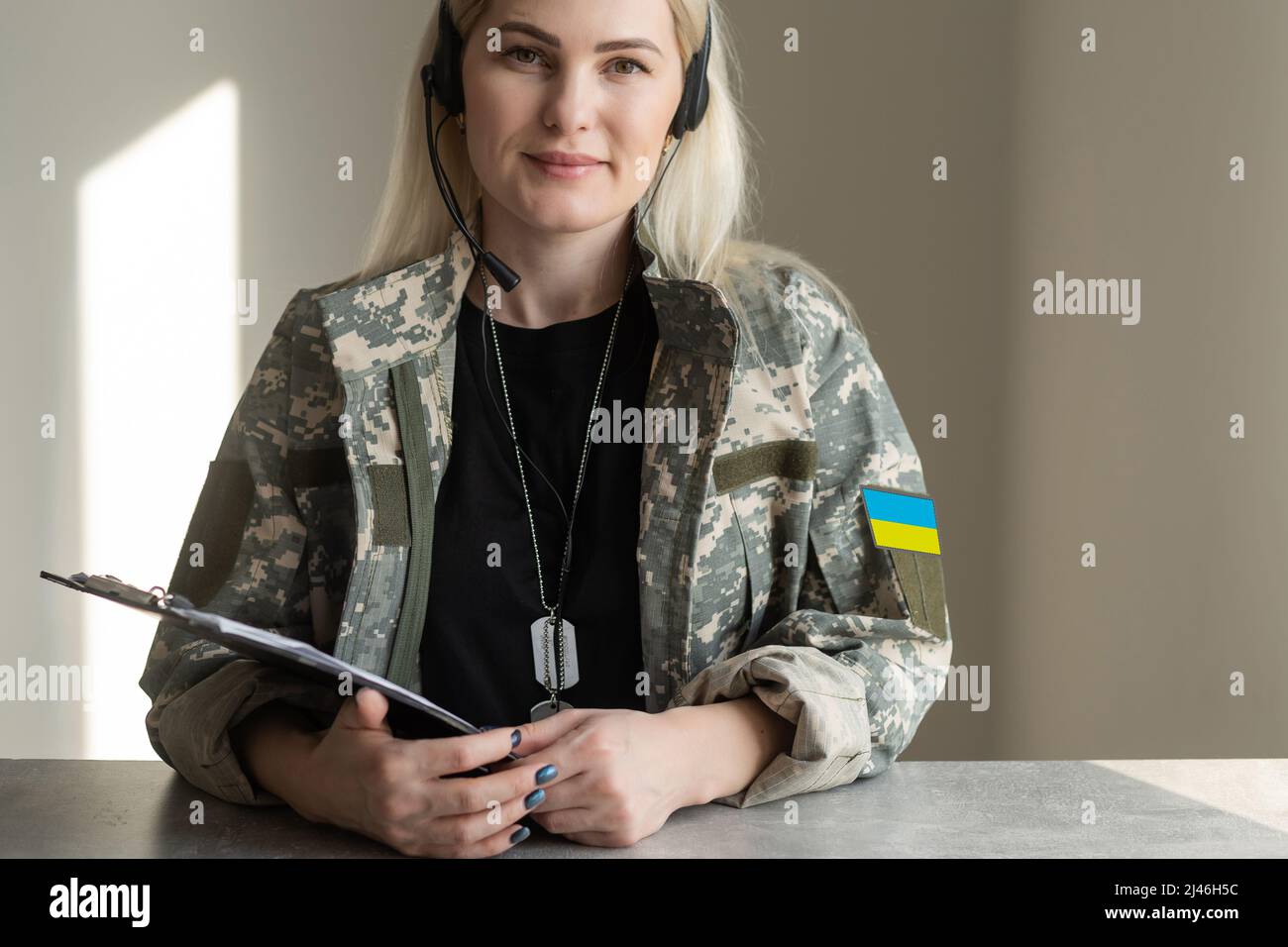 triste militaire ukrainienne femme en uniforme Banque D'Images