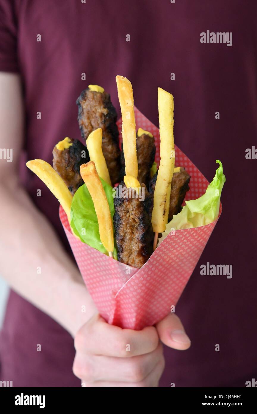 Bouquet alimentaire traditionnel roumain avec petits pains à la viande et frites Banque D'Images