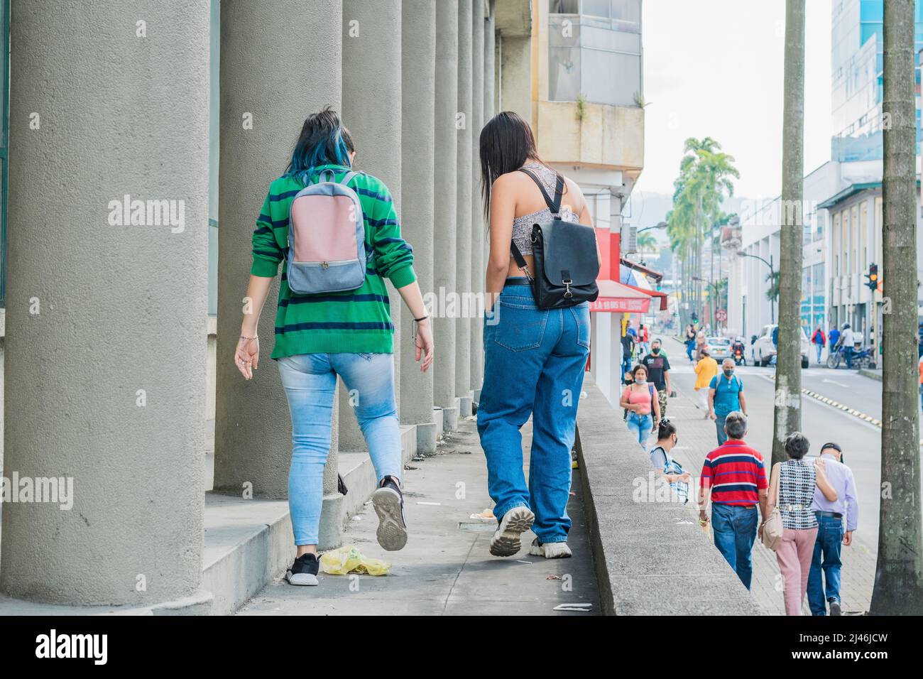 Deux filles marchant dans la ville de Pereira-Colombie, essayant de ne pas marcher sur les ordures dans les rues. Banque D'Images